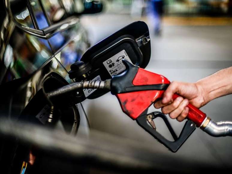 Gasolina ficou 16,80% mais barata em agosto e puxou deflação, segundo o IPCA-15