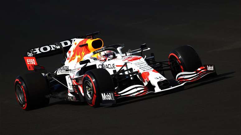 O Red Bull branco de Max Verstappen. Pintura é uma homenagem à Honda