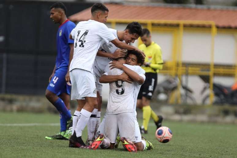 Após vitórias neste sábado, o Peixe lidera seus grupos no Paulistão sub-15 e sub-17 (Foto: Divulgação/Santos)