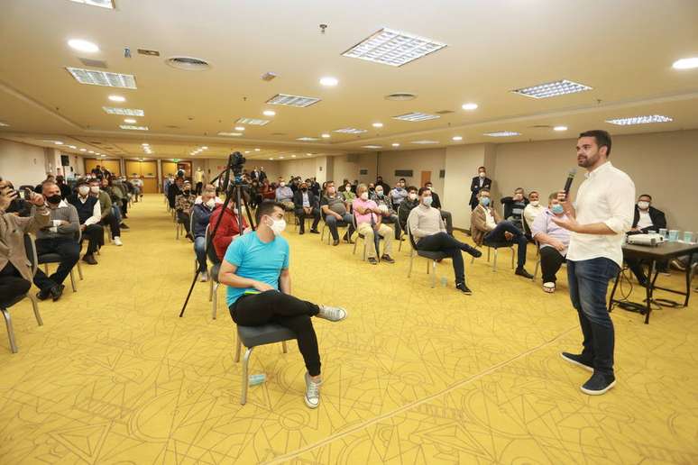 Leite faz discurso a lideranças políticas em São Paulo durante evento na capital neste sábado, 9.