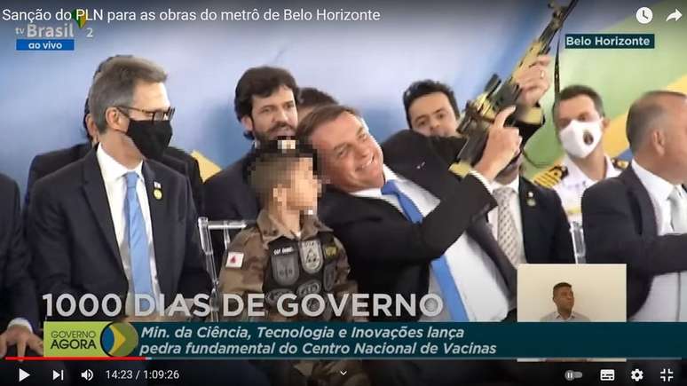 Bolsonaro chamou criança fardada e com réplica de arma para sentar ao seu lado em evento em Belo Horizonte