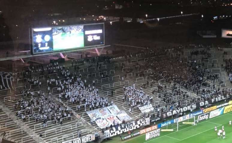 Torcedores corintianos no jogo com o Bahia; carga segue limitada a 30% da capacidade da Arena (Foto: Pedro Alvarez)