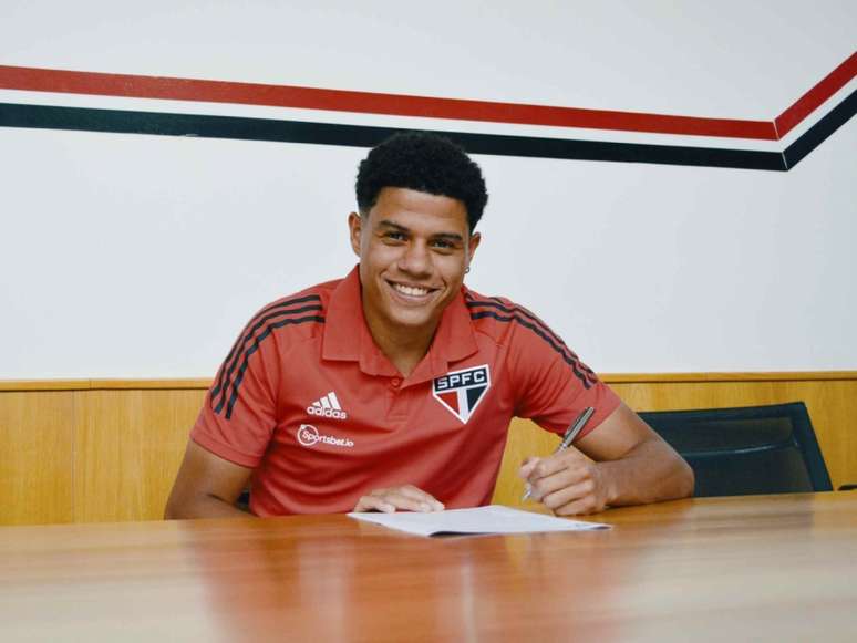 Sara foi o quinto jogador revelado na base a renovar com o São Paulo em 2021 (Foto: Fellipe Lucena/São Paulo FC)