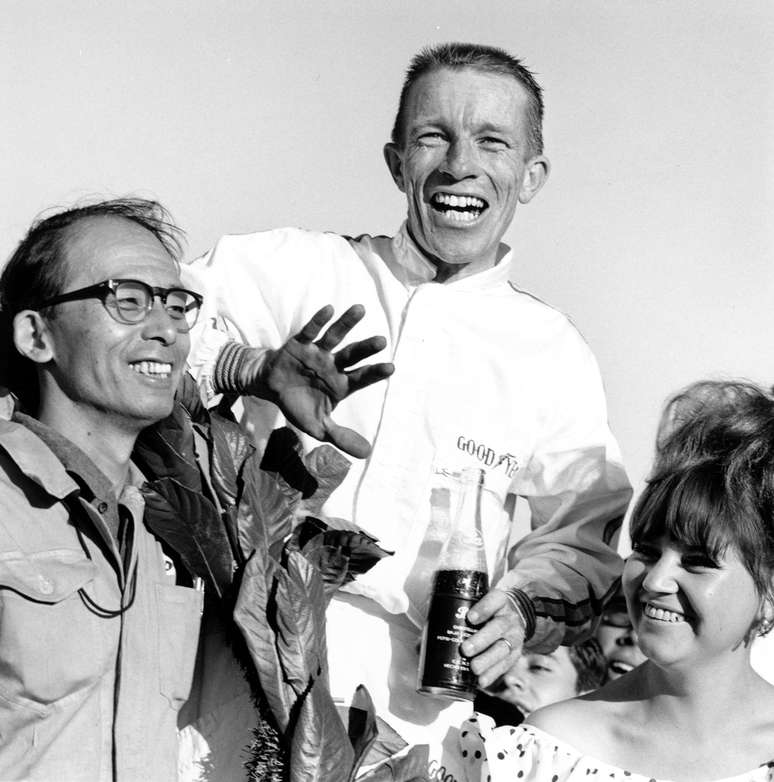 Ritchie Ginther no p&oacute;dio do GP do M&eacute;xico de 1965