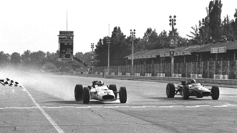 Surtees conseguindo a vit&oacute;ria por muito pouco