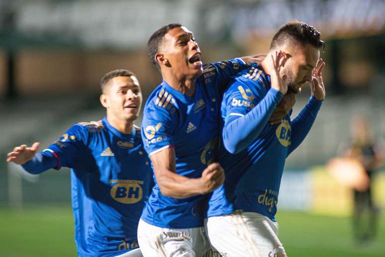 Cruzeiro faz grande jogo, surpreende e derrota o líder Coritiba fora de casa