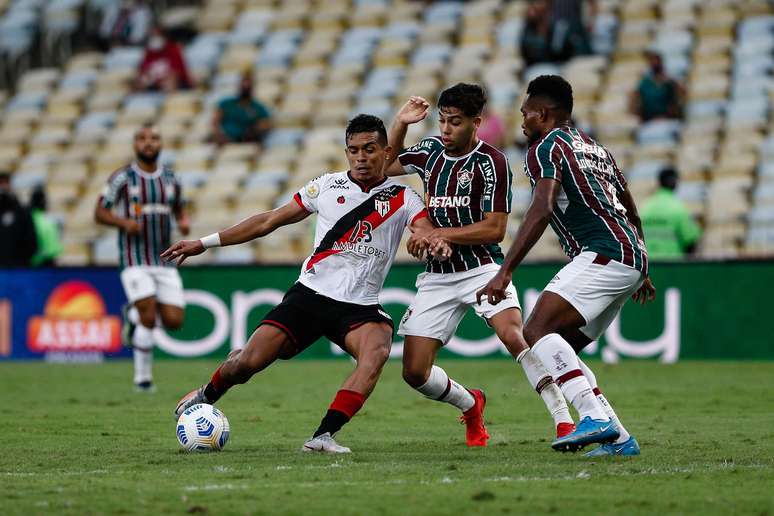 Sob vaias, Fluminense joga mal e só empata com Atlético-GO