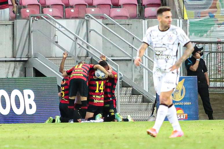 Sport freia reação do Corinthians, vence e deixa Z4