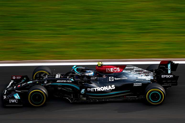 Valtteri Bottas larga da pole no Istanbul Park