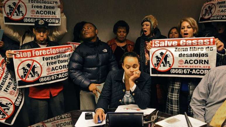 A crise imobili&aacute;ria continuou por anos, e muitos protestaram contra leil&otilde;es de im&oacute;veis tomados de moradores