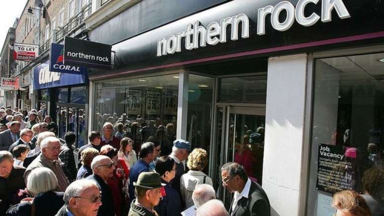 Com a crise do Northern Rock, clientes brit&acirc;nicos formaram filas para retirar seu dinheiro