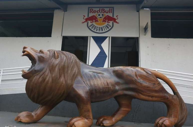 Na entrada do estádio, o símbolo do Leão e o escudo da Red Bull representam o antigo e o novo (Foto: Luciano Claudino)