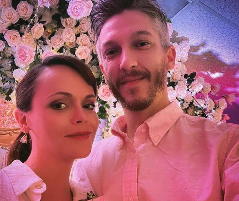 Christina Ricci se casou com o hairstylist Mark Hampton, com quem espera um beb&ecirc;