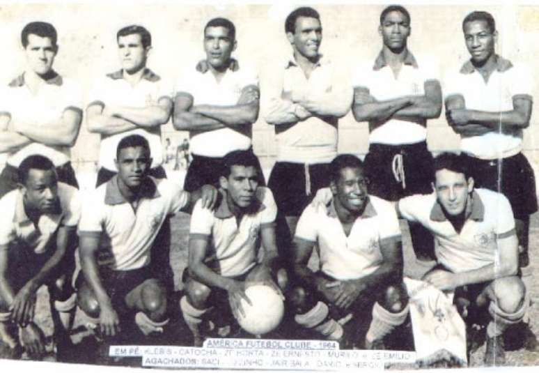 Dario (o penúltimo agachado) no América-MG em 1964. (Foto: Divulgação/Palmeiras)