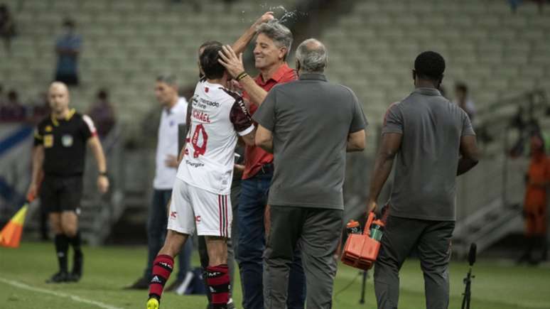 Michael comemorou um de seus gols jogando água no técnico do Fla (Foto: Alexandre Vidal / Flamengo)