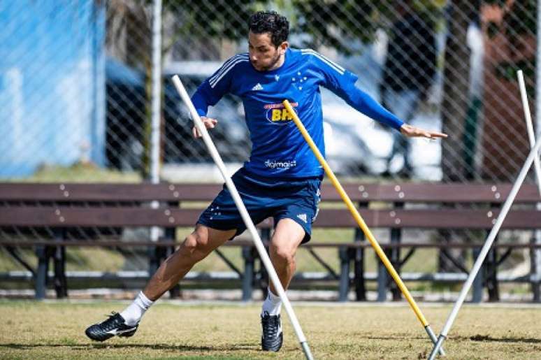 Cabral está suspenso pelo terceiro cartão amarelo e não encaera o fogão em BH- (Igor Sales/Cruzeiro)