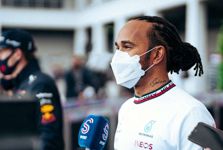 Hamilton concede entrevista ao lado de Verstappen