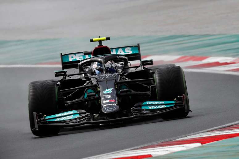 Valtteri Bottas e seu Mercedes W12 na pista escorregadia do Istanbul Park