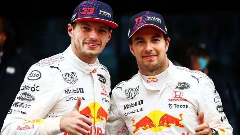 Verstappen e Perez posam para foto após a corrida na Turquia