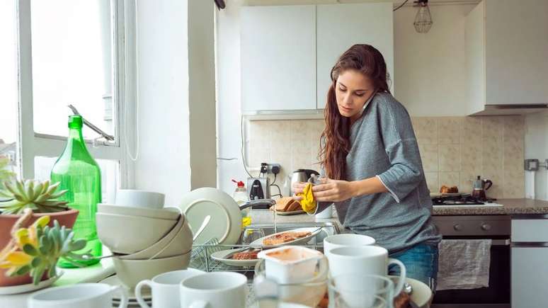 Com a pandemia, muitas mulheres viram suas responsabilidades domésticas aumentarem, tornando mais difícil a tarefa de equilibrar a vida privada com o trabalho