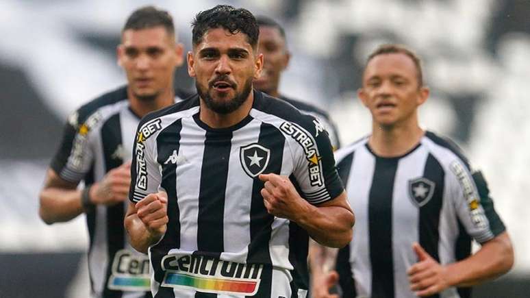 Daniel Borges (em destaque na foto) e Carlinhos (do lado direito ao fundo) devem ser titulares na partida contra o Cruzeiro (Foto: Vítor Silva/Botafogo)