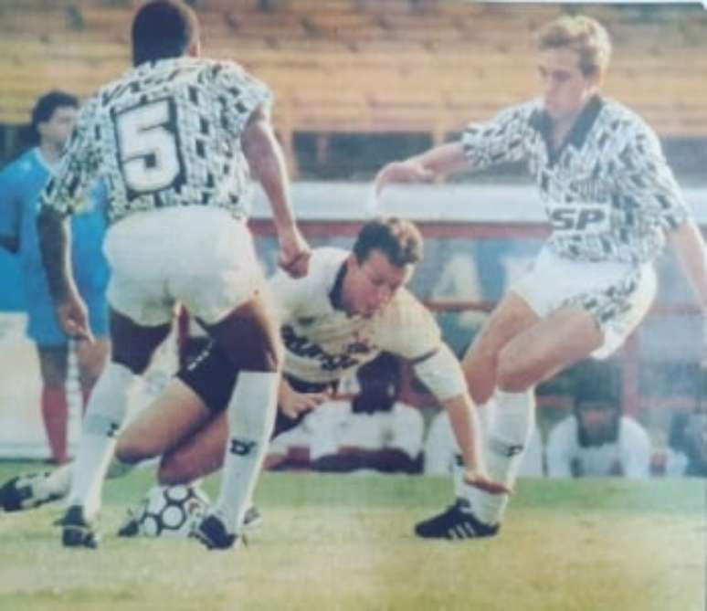 Junior na marcação de Neto em 90 (Foto: Reprodução/Instagram)