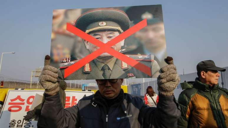 Familiares sul-coreanos das vítimas do ataque em Cheonan protestam contra vice-presidente norte-coreano Kim Yong Chol
