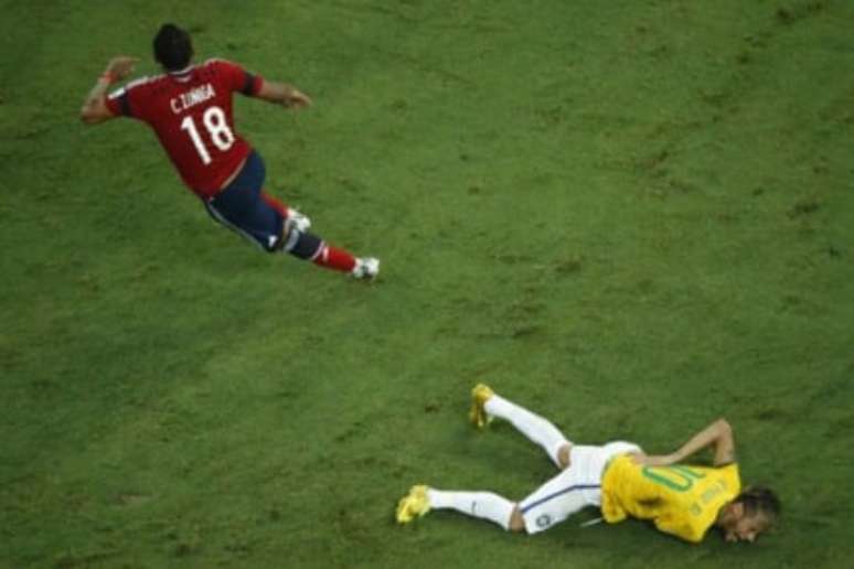 Neymar caído após entrada de Zúñiga (Foto: FABRIZIO BENSCH / AFP)