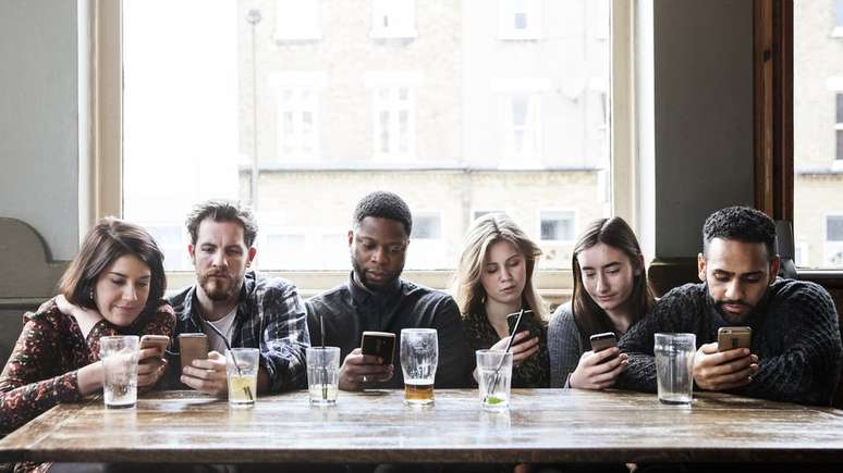 Muita gente se agarra ao celular como se fosse uma muleta, diz Fine.