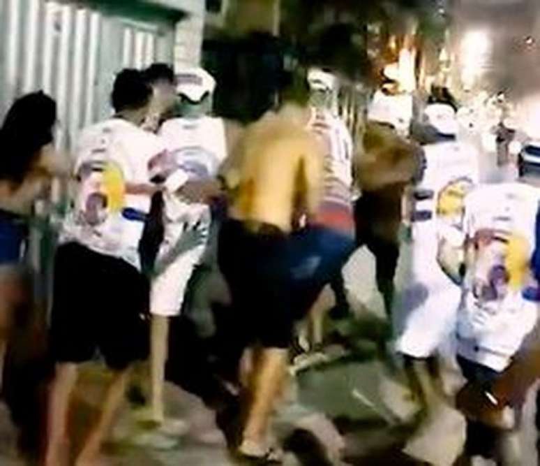 Homem é agredido por torcedores do Fortaleza (Foto: Reprodução/Redes sociais)