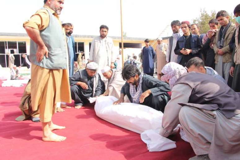 Funeral de vítima de atentado em Kunduz, no Afeganistão