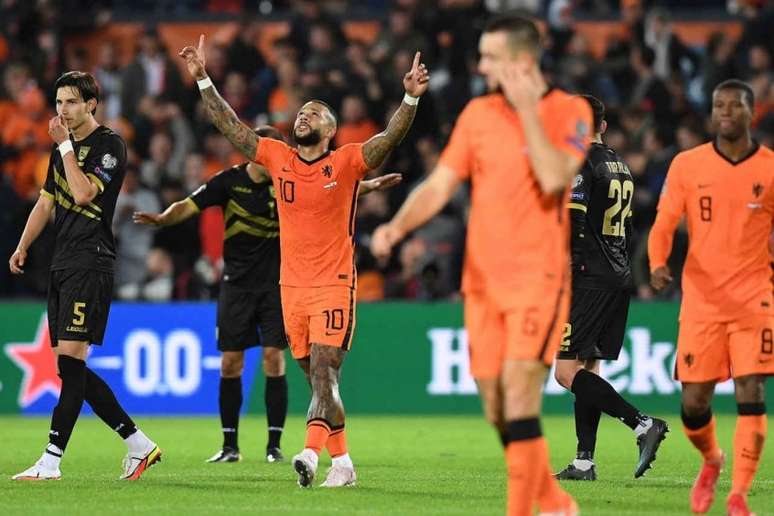 Depay é o artilheiro das Eliminatórias Europeias com nove gols marcados (Foto: JOHN THYS / AFP)