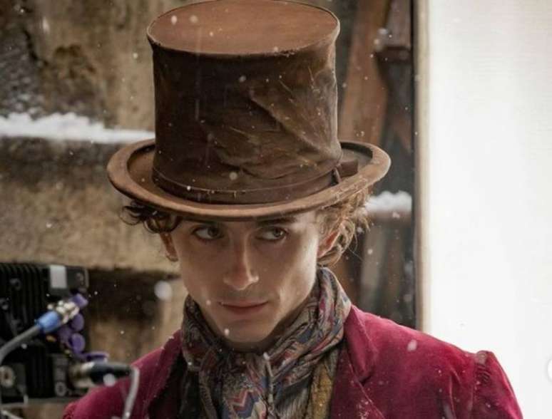 Timothée Chalamet divulga primeira foto como o novo Willy Wonka.