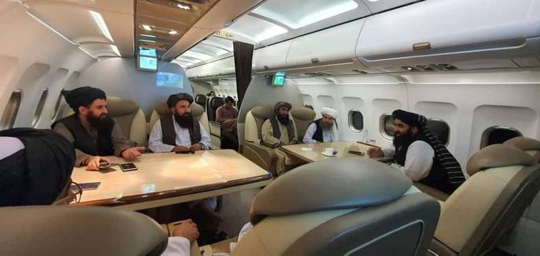 Delegados do Taliban em avião em local não identificado
09/10/2021 Rede social divulgação/via REUTERS