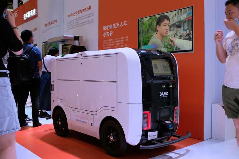 Veículo de entrega autônomo é apresentado em feira mundial sobre inteligência artificial em Xangai
08/07/2021 REUTERS/Yilei Sun