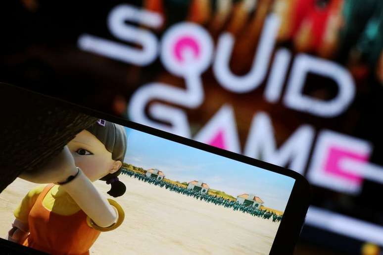"Round 6", da Netflix, conhecida como "Squid Game" no exterior, &eacute; exibida em ceular, em foto tirada em 30 de setembro de 2021
REUTERS/Kim Hong-Ji