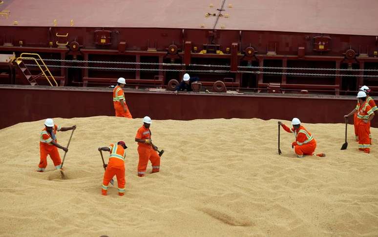 Navio carregado com soja no Porto de Santos (SP) 
13/03/2017
REUTERS/Paulo Whitaker