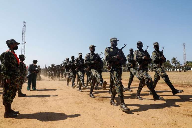 Soldados de Moçambique marcham em Pemba
25/09/2021 REUTERS/Baz Ratner