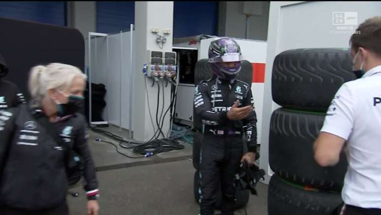 Lewis Hamilton checa o estado dos pneus depois do GP da Turquia 