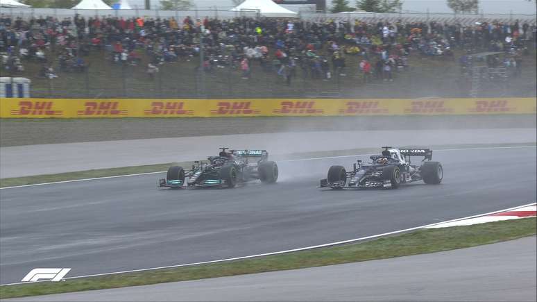 O duelo improvável do começo da corrida: Hamilton x Tsunoda 