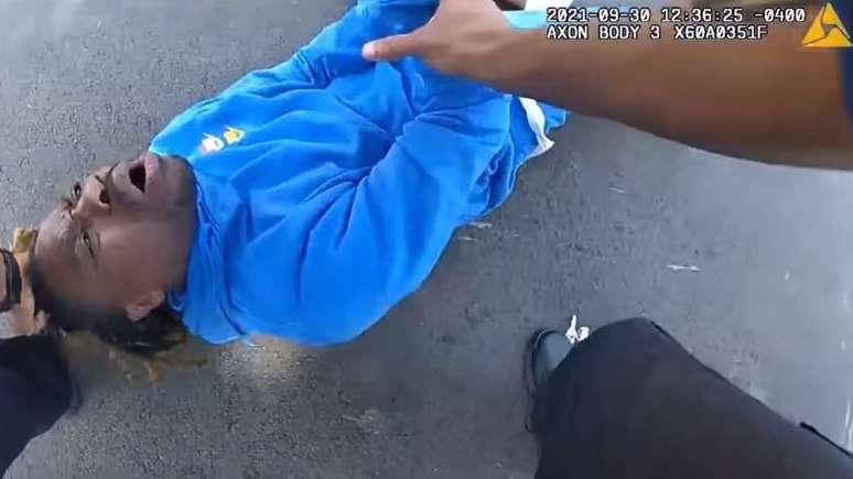 Imagens de câmera instalada na farda policial mostram policiais arrastando o homem de seu carro