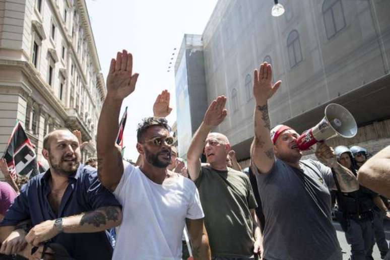 Militantes do Força Nova fazem 'saudação romana' durante protesto em 2017