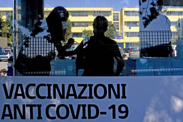 Centro de vacinação contra Covid para adolescentes em Nápoles, sul da Itália