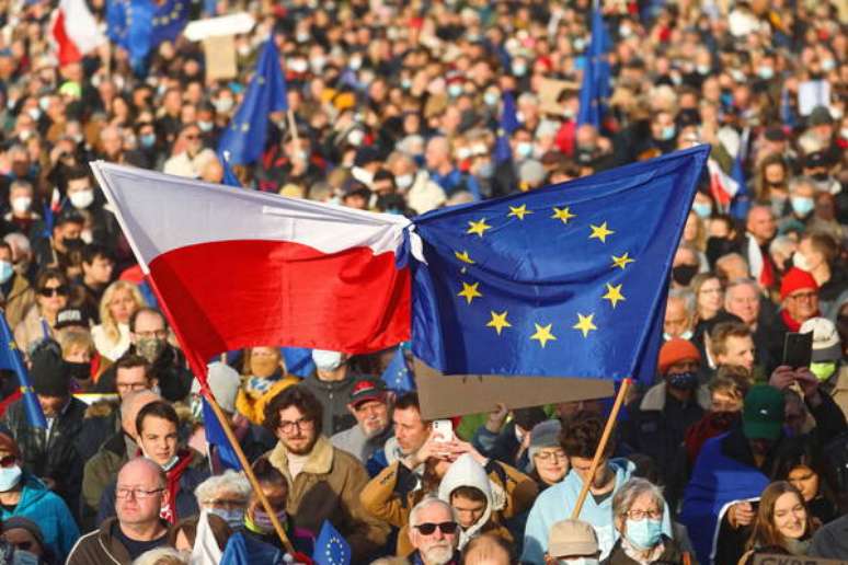 Milhares de pessoas foram às ruas para cobrar do governo o respeito às normas da UE