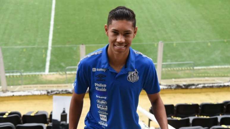 Vinícius Balieiro assinou a renovação de contrato com o Santos por mais quatro anos (Foto: Divulgação/Santos FC)