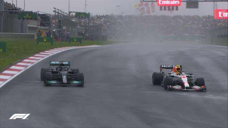 Sergio Perez e Lewis Hamilton disputando a quarta colocação