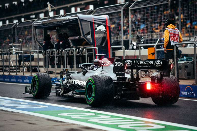 Hamilton sai dos boxes com pneus novos