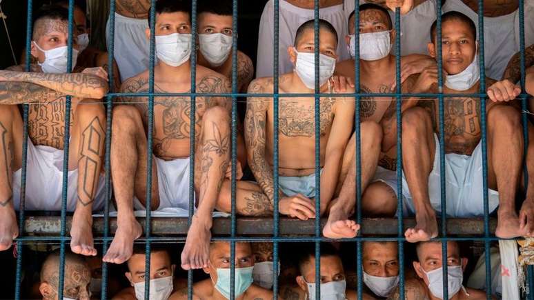 Presos se amontoam em prisão de El Salvador