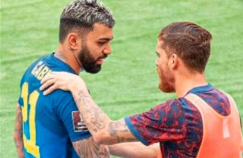 Gabigol e Cuéllar durante partida das Eliminatórias Sul-Americanas (Foto: Reprodução/Instagram)