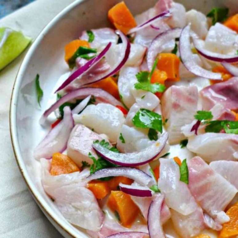 Aprenda como fazer ceviche em casa.